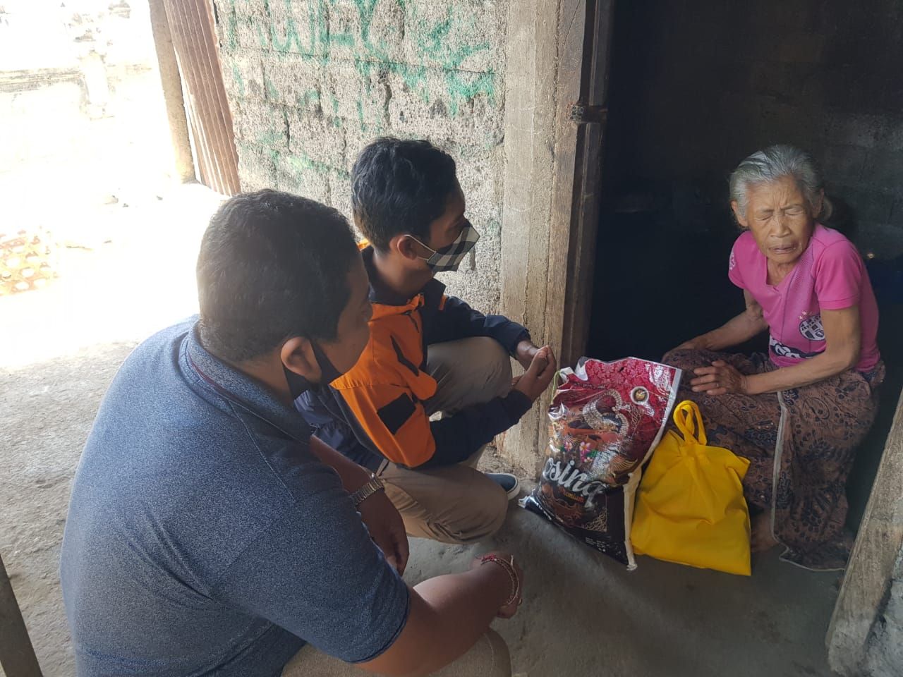 podiumnews.com-Jelang Galungan, Peradah se-Bali Gelar Ngejot dan Distribusi 10 Ribu Masker 
